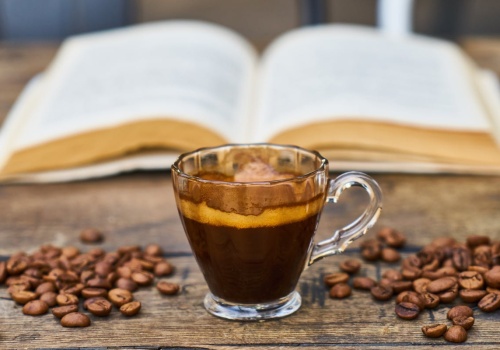 Sekret idealnego poranka – jak rozpoznać kawę najwyższej jakości?