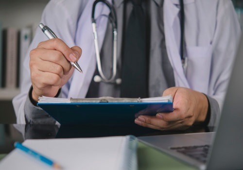 Polski szpital zaatakowany. Kartki i długopisy na ratunek