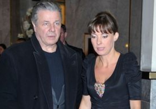 Ich syn drży o życie. Nosi kamizelkę kuloodporną. 