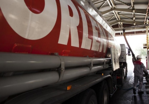 Kierowcy cystern mogą jeździć dłużej. Rząd wydłuża czas pracy do 11 godzin dziennie