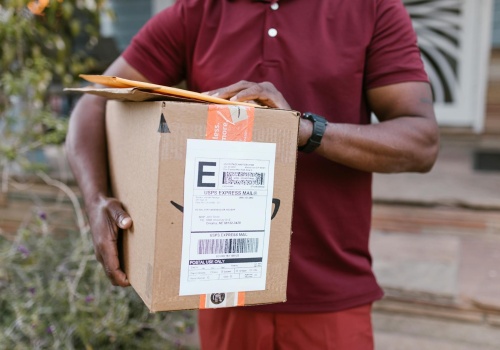 Kurier zostawił lodówkę pod blokiem. Miał do tego pełne prawo