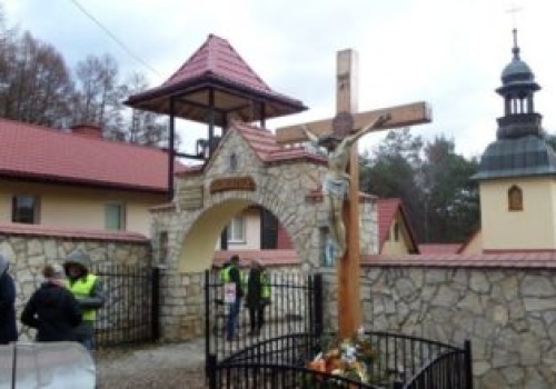 Proces suspendowanego księdza Galusa. Zwolennicy modlili się z różańcami przed sądem”