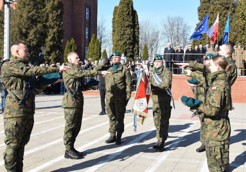 Blisko 80 żołnierzy złożyło przysięgę w Sieradzu. Uroczystość w 15. Brygadzie Łączności
