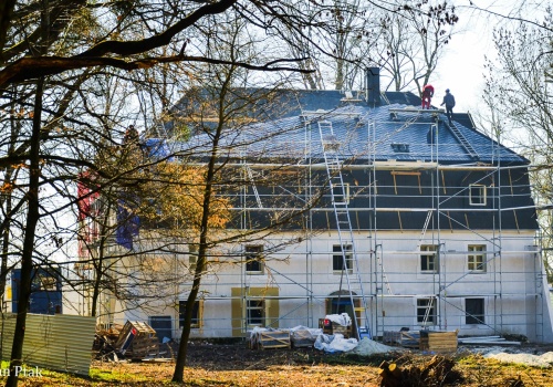 Pałacyk w Łężczoku odzyskuje blask. Postęp prac widać coraz wyraźniej
