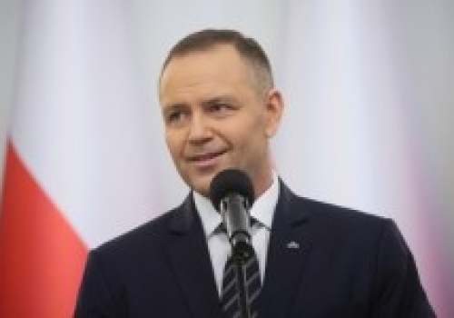 Nawrocki podpisuje ustawy i atakuje rząd. 