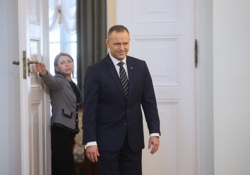 Sondaż: tak ewentualne weto ws. SAFE wpłynie na notowania Karola Nawrockiego