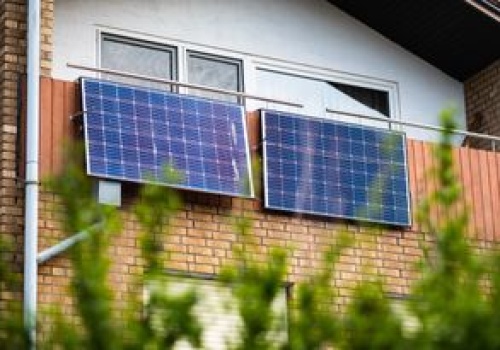 Założył fotowoltaikę na balkonie. Teraz ma kłopoty