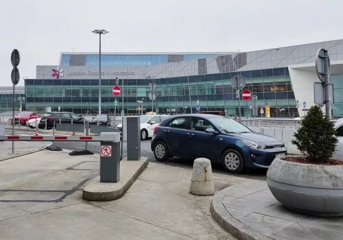 Ewakuacja na Lotnisku Chopina. Zamknięta część hali przylotów