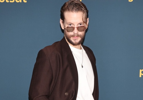 Sebastian Fabijański podziela marzenie swojej mamy. Aktor liczy, że matka wymodli mu żonę