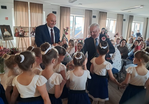 Folkowy Dzień Kobiet w Czarnożyłach. Wystawa, muzyka i kwiaty dla pań od samorządowców