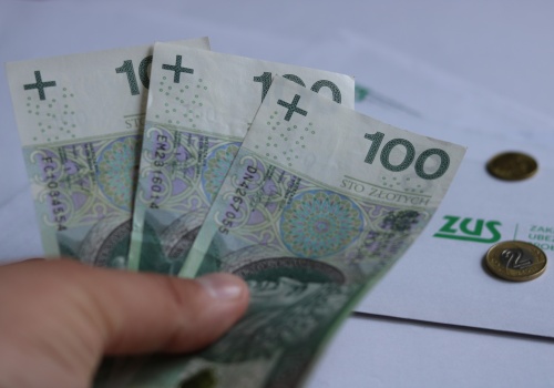 ZUS wysyła listy z dobrą informacją - dodatkowe 200 zł. Wiele osób będzie zaskoczonych
