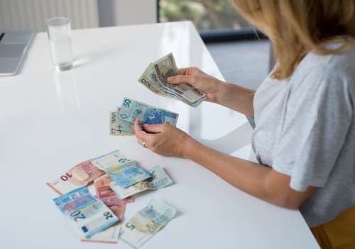 Kobiety oszczędzają częściej. Mimo to żyją w finansowym stresie. Ekspertka: Paradoks