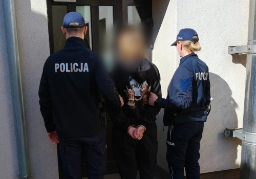 Niebezpieczny „challenge” w powiecie kolskim. 23-latek porzucony nocą w lesie