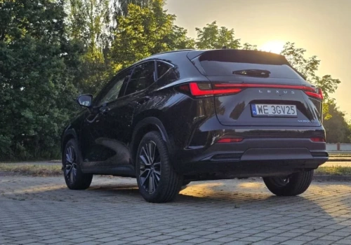 Zapomnij o drogim paliwie. Hybrydowe hity Lexusa w wyprzedaży 2025, sprawdzamy ceny LBX, UX i NX