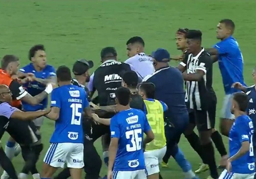 Skandaliczne sceny! Masowa bójka na boisku! Sędzia pokazał 23 czerwone kartki!