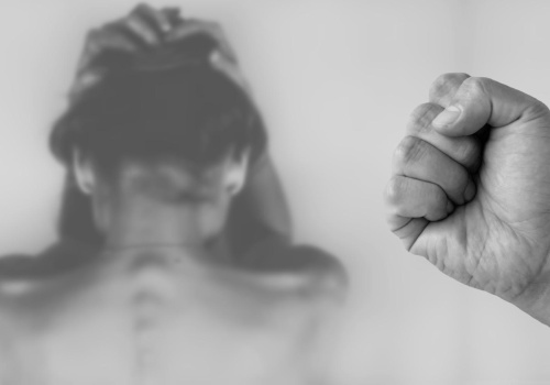 Horror partnerki 45-latka. Związał ją taśmą, dusił i ranił nożem. Sąd zdecydował ws. agresora