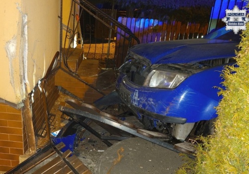 37-latka z blisko 3 promilami wjechała samochodem w dom przy ul. Krzemionki