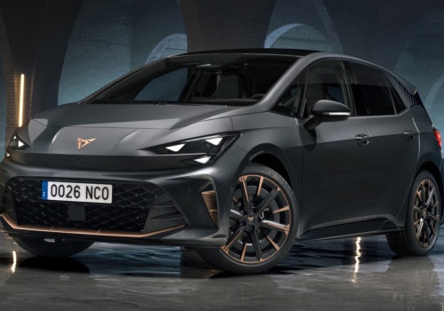 Cupra Born po liftingu z przyciskami na kierownicy, bez twardych paneli w drzwiach, z one-pedal driving. Znika bateria 82 (77) kWh