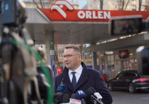 Premier drożyzny? Tusk patrzy a ceny paliw rosną. Czarnek i PiS chcą obniżek!