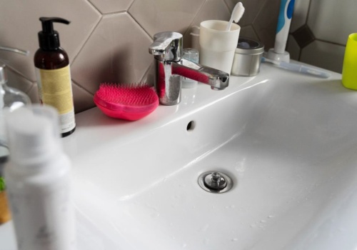 Nowoczesne łazienki stawiają na prostotę. Właśnie takie umywalki wybiera coraz więcej osób