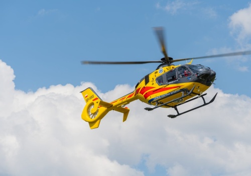 16-latka nieprzytomna po upadku z konia. 15-latek ciężko ranny piłą mechaniczną – dramatyczne zdarzenia z udziałem nastolatków