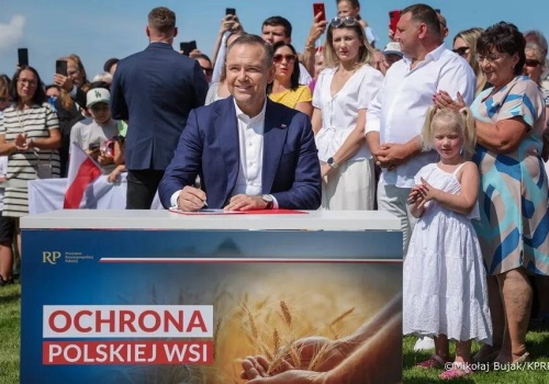 Prezydent podpisał ustawę, która 10 lat zakazuje wyprzedaży polskiej ziemi w obce ręce