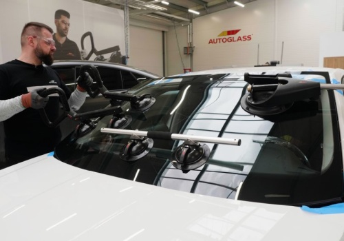 Od magazyniera do mistrza montażu. Pojechałem sprawdzić, jak dziś wymienia się szyby w autach