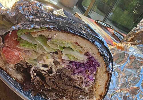 Zielona Góra. Kebab u Yogiego to mięsna uczta ze świeżymi warzywami i doskonałymi sosami (RECENZJA)