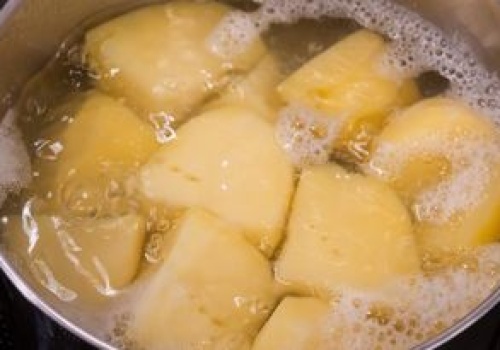 Ziemniaki gotuję w tym płynie. Mają niesamowity smak i aromat