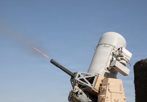 Wystrzał z jego karabinu wygląda jak laser. Phalanx broni Bliskiego Wschodu