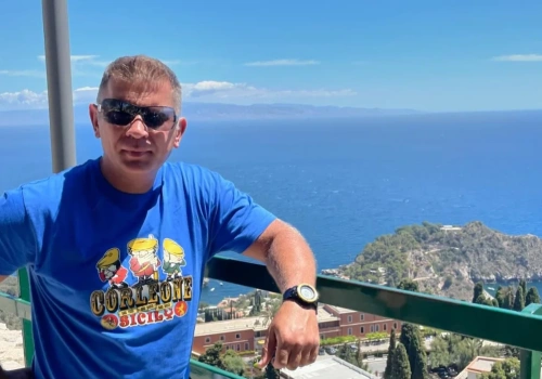 Marcin Siegieńczuk z nowym autem i tablicą, która od razu zwraca uwagę