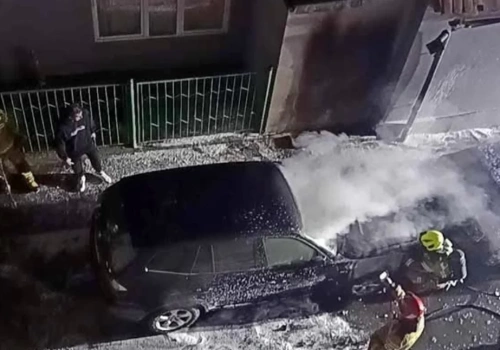 Nocny pożar dwóch aut. Ogień uszkodził elewację budynku