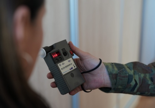 POZNAŃ: Skandal na lotnisku. Pijane pasażerki zamiast do samolotu trafiły do izby wytrzeźwień