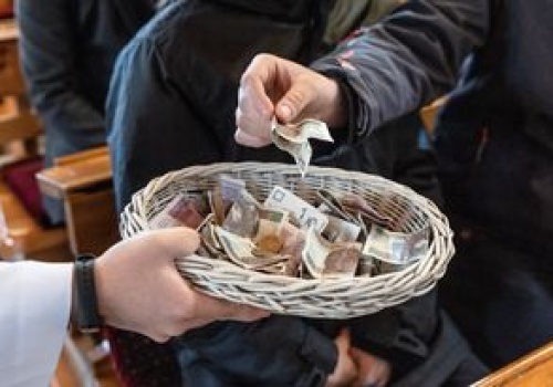 Oto ile Polacy wrzucają na tacę. Parafie odsłoniły karty