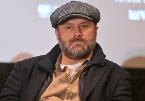 Na Orły przyszedł z partnerką. Przyciągała spojrzenia