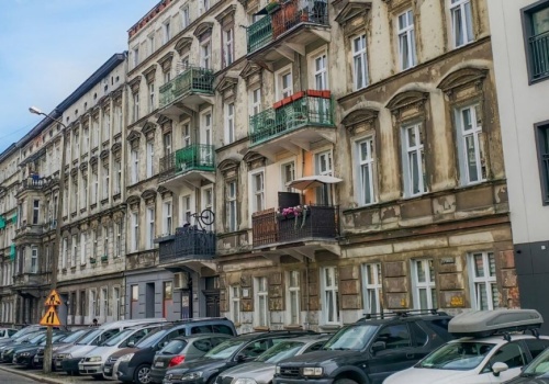 Raty, odpracowanie, a nawet lokal za dług – propozycje dla osób w spirali długów czynszowych.