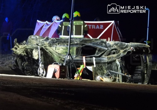 Makabryczne dachowanie BMW. Nie żyje 14-latka, kolejna dwójka dzieci reanimowana