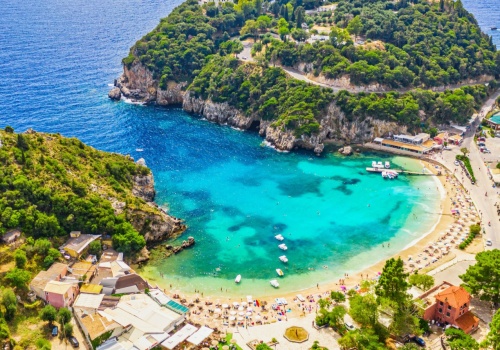 Grecja wiosną ☀️🏖️Loty i noclegi na Korfu za jedyne 569 PLN 🔥