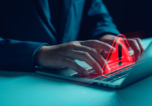 Policja ostrzega turystów: Fałszywe infolinie wykorzystują chaos na Bliskim Wschodzie