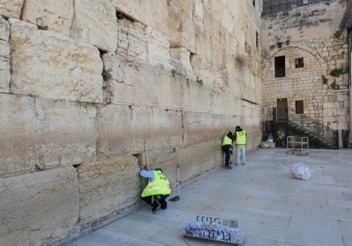 Przyspieszone czyszczenie Ściany Płaczu