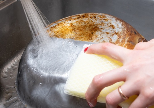 Spód twojej patelni woła o pomstę do nieba? Ten trik działa i to bez szorowania