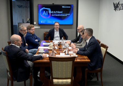 Jak mądrze korzystać z AI? Firmy zaczynają realne wdrożenia i szukają „wartości”