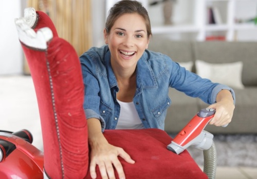 Tak wyczyścisz krzesła tapicerowane. Goście nie będą chcieli z nich wstawać