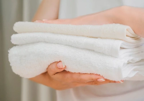 Kup w aptece za kilka złotych i dodaj do prania. Ręczniki odzyskają miękkość już po jednym cyklu