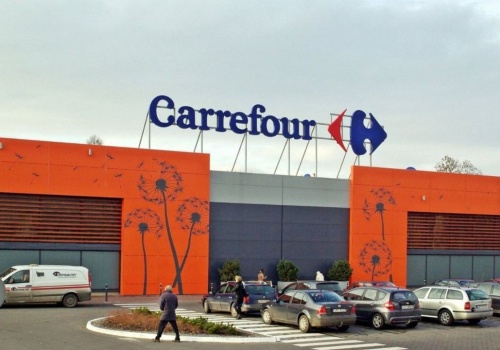 Koniec pewnej ery w Carrefour. Odważny ruch sieci tuż przed Wielkanocą. Półki opustoszały