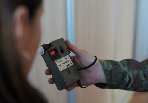 Pijane Brytyjki na polskich lotniskach. Próbowały wejść do samolotu z dziećmi, ledwo trzymając się na nogach