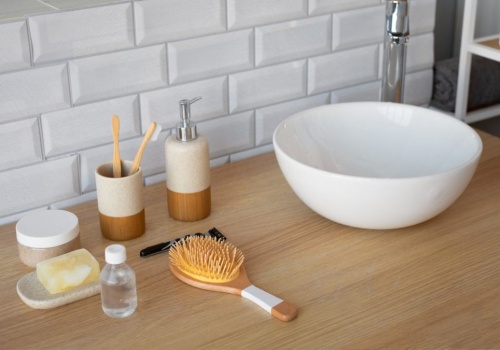 Jak ukryć detergenty w łazience? Wystarczy sprytnie wykorzystać przestrzeń. Oto proste sposoby