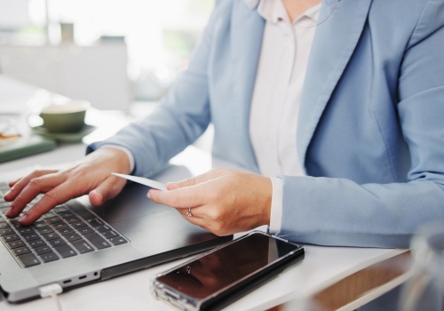 Mówią, że są pracownikami banku i mają dowód. Uwierzysz, masz problem