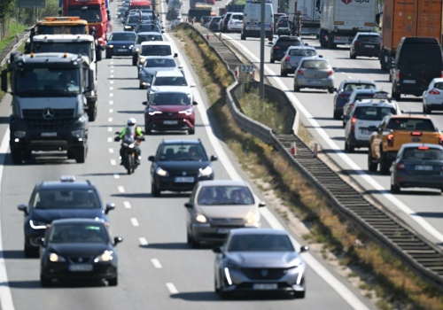Szef Mercedesa alarmuje. Regulacje UE mogą zdestabilizować rynek nowych aut