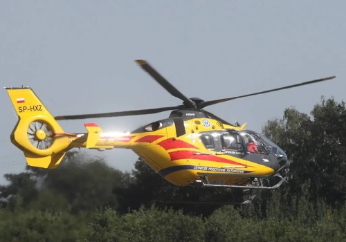 Dwa śmigłowce na miejscu wypadku. Samochód pełen ludzi wjechał w pociąg towarowy